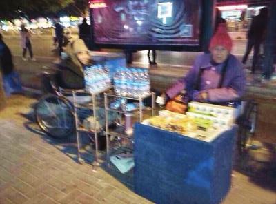 八旬老人福州公交站卖水引发传言 老人称不为赚钱