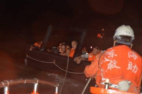 福建一货船闽江口沉没 10名船员遇险后全部获救
