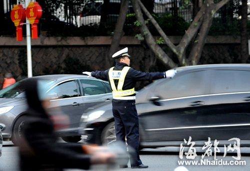 福州交巡警分离 交警昨日变装出街_大闽