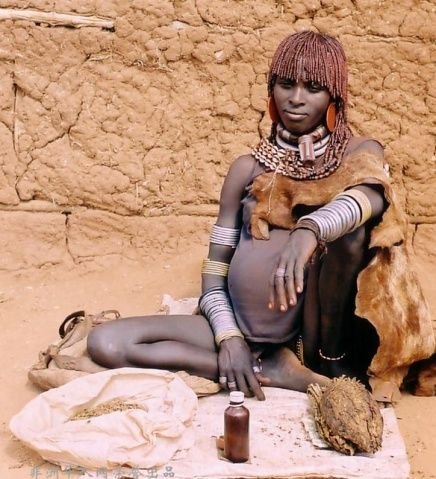 揭秘非洲习俗+杀人是英雄女子裸半身