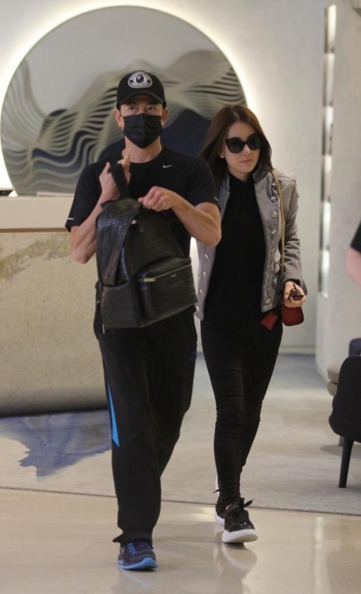 郭富城陪老婆做头发等3小时 疯买13双鞋赠娇妻_大闽网_腾讯网