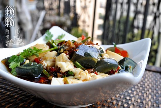 解决嫩豆腐“脱”盒难题:皮蛋拌豆腐_大闽网_腾讯网