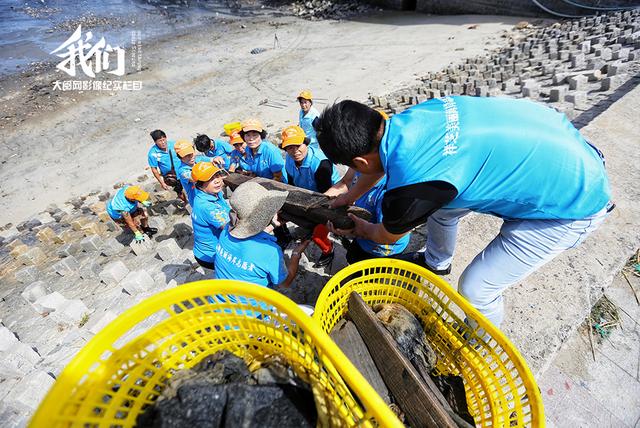 7旬老夫妻海滩捡垃圾 3年清理740吨堪称神话