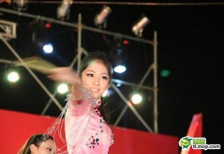 校庆晚会上的清纯<em>打鼓</em>妹 秒杀奶茶妹妹_大闽