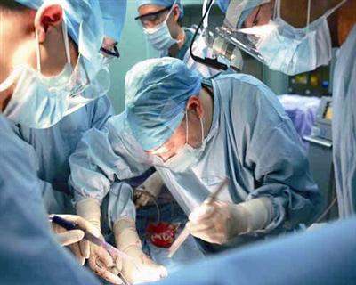 小伙肩部长出包块 4年间长成巨大肿瘤迫近心脏