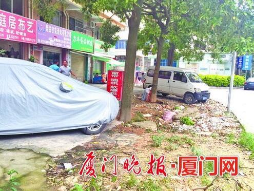 很多商户占用小区停车位经营 还竖立“禁停标牌”