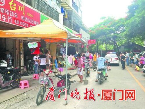 很多商户占用小区停车位经营 还竖立“禁停标牌”