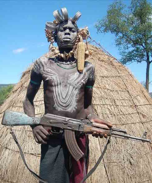 揭秘非洲习俗+杀人是英雄女子裸半身