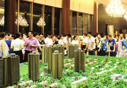 一些楼盘活动频频,屡屡加推,中小户型一上市就被抢购一空,甚至出现
