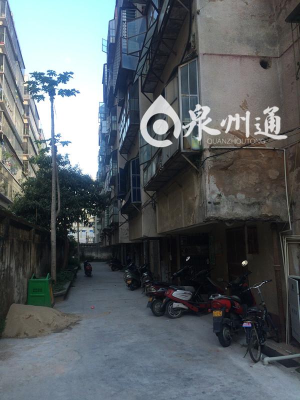 文/图)今日清晨,泉州丰泽区东泽路一小区的一套房内发生命案,一对50多
