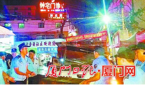 湖里执法局夜间突袭烧烤摊 整治占道经营不手软