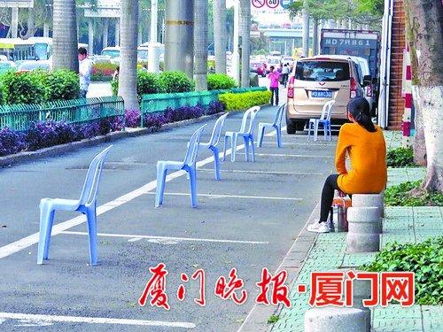 收费员竟打包出租路边停车位 餐厅公然用椅子