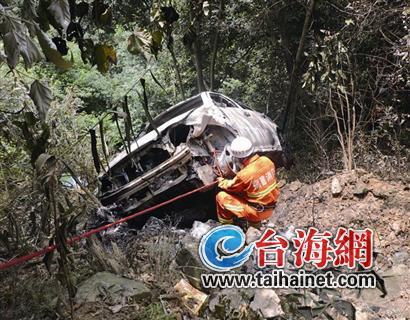 小车坠入20米山沟司机身亡 现场留擦血迹的纸巾