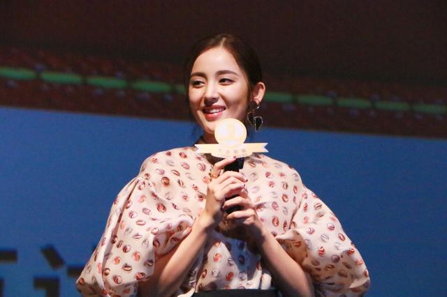 小仙女来啦!娜扎携《缝纫机乐队》来榕亲和力十足