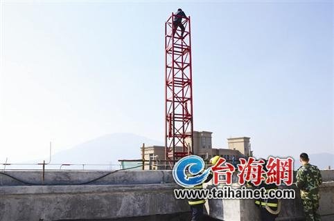 男子站27楼顶闹跳楼 因工地老板拖欠万余元工