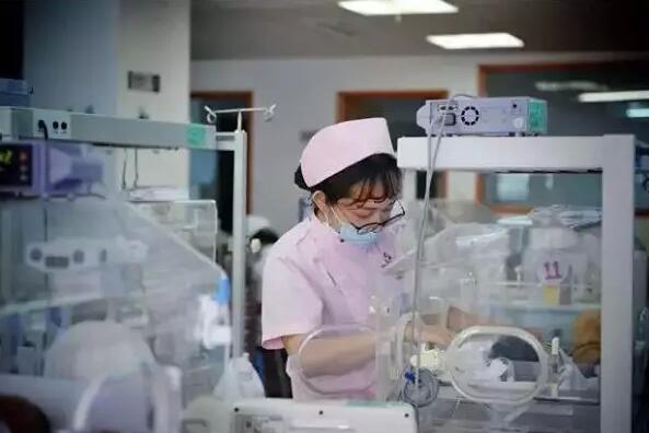 宁德早产女婴出生仅巴掌大 奇迹般活了下来