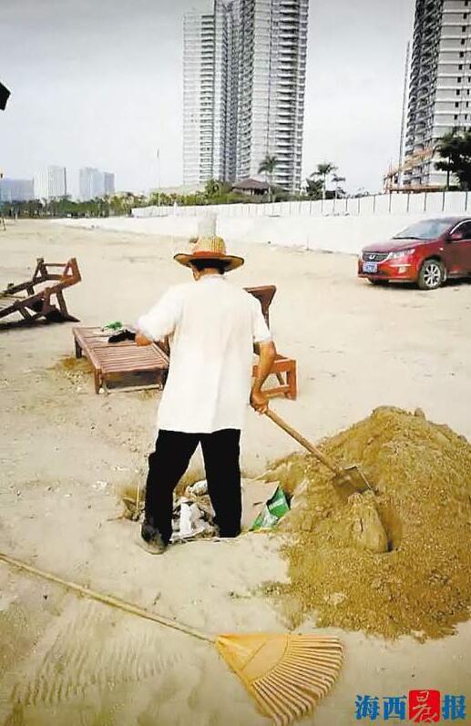 厦门一保洁工人将沙滩的垃圾挖坑就地掩埋_大