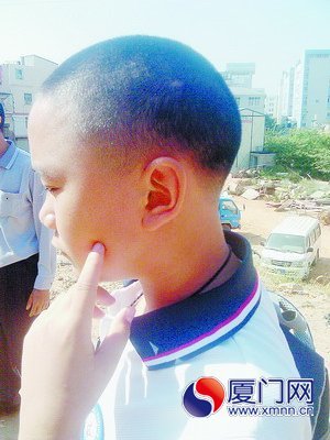 初中生玩激光照到老师被扇耳光 老师道歉