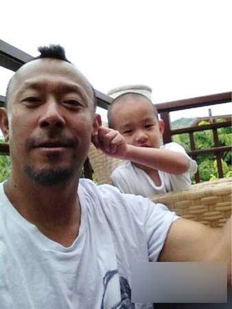 姜文49岁生日晒莫西干新<em>发型</em> 曝小儿子萌照_大