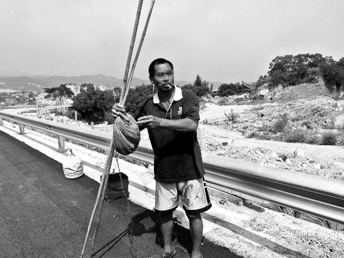 停车方便上路捉鸟开车逆行 高速乱象多