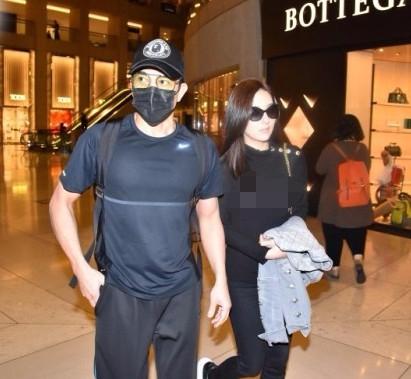 郭富城陪老婆做头发等3小时 疯买13双鞋赠娇妻_大闽网_腾讯网