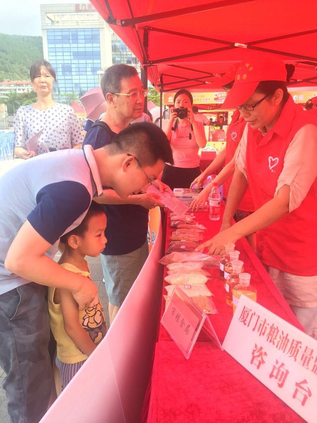 厦门启动食品安全宣传活动 实物展示获市民青睐