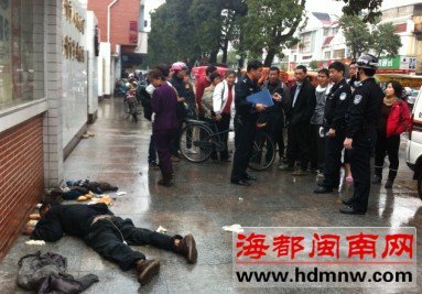 收留伤病流浪汉有多难 民警折腾2天5趟让他住院