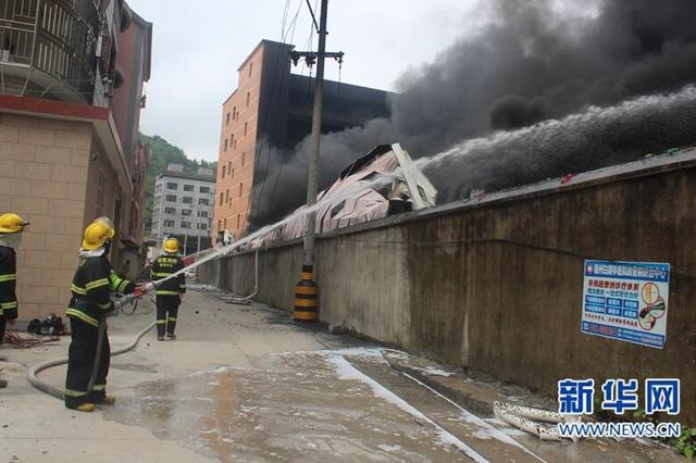 福州一泡沫厂突发大火 60余名消防员扑救2小时