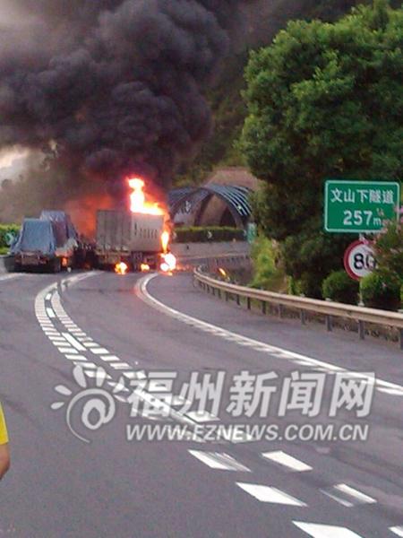 福銀高速六七輛車追尾　現(xiàn)場(chǎng)火光沖天一人死亡