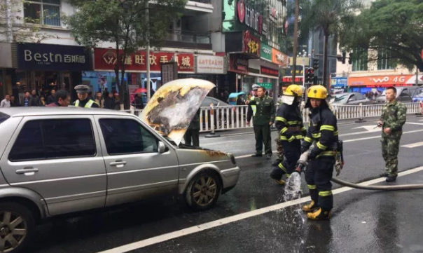 三明大榕树惊险一幕 小车碰到红绿灯后冒烟、自燃