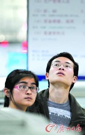 民企招聘会难见应届生 快递员月薪上万是传说