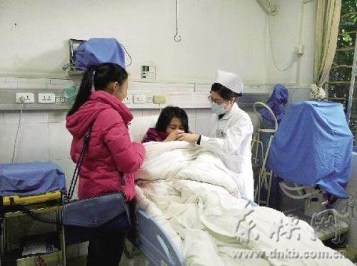 <em>女子</em>公交车上<em>痛经</em>晕倒 司机驱车送医传递爱心