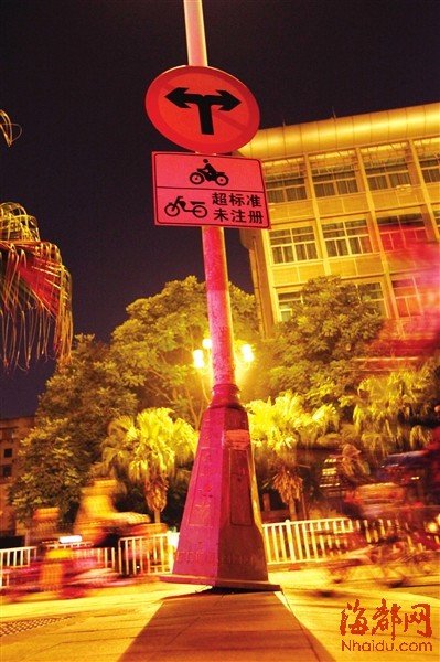 福州华林路茶叶大厦前一根路灯杆倾斜 路人担