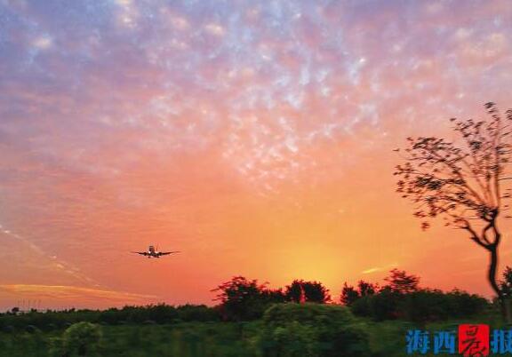 厦门壮美火烧云红透半边天 未来天气多云到晴