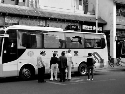 三坊七巷明起投用27个大巴车位 原仅4个临时位