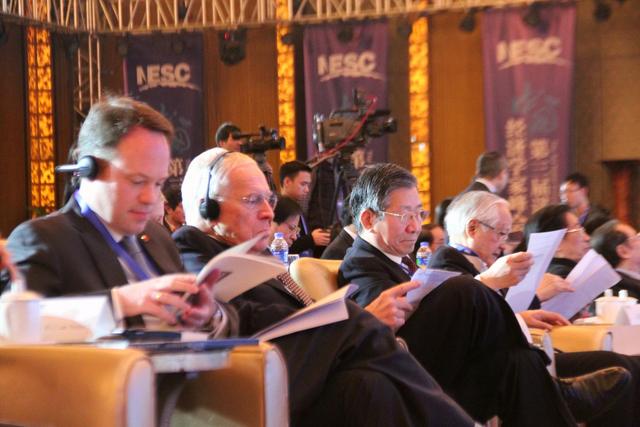 2019诺贝尔经济学家_美国著名经济学家、诺贝尔经济学奖获得者迈伦_斯科尔斯在山东大学...(2)