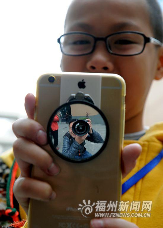 福州举行青少年科技创新大赛 低头族有防撞神