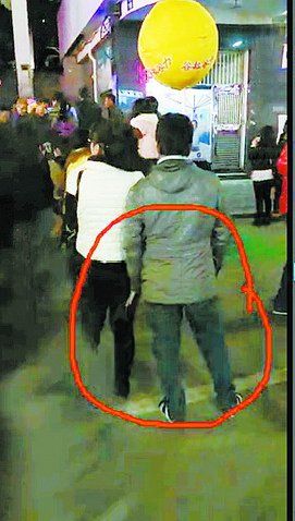 网友曝光中山路色狼看到<em>穿短裙妹子就</em>下手 _