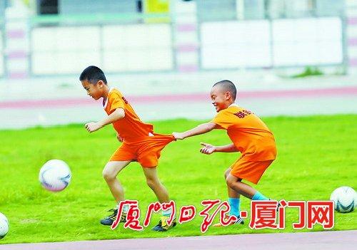 下小雨可以踢足球吗,下小雨可以踢足球吗英语
