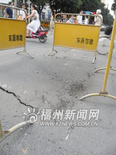 塌陷处满是汽车底盘刮擦后留下的刮痕高清图片