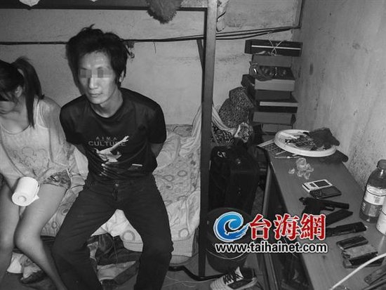 逃犯床头放着枪搂<em>着美女</em>睡被窝 被埋伏民警抓