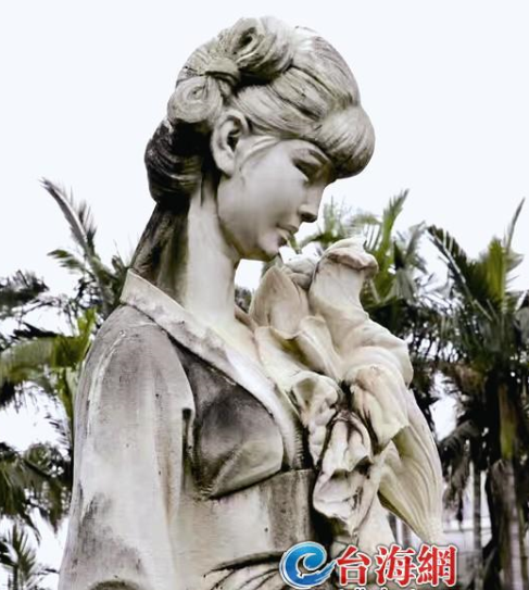 厦门莲花公园莲花仙子的白裙穿了近30年有点