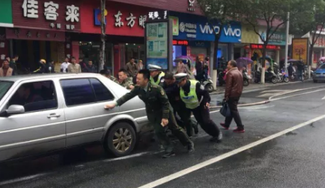 三明大榕树惊险一幕 小车碰到红绿灯后冒烟、自燃