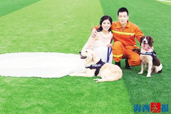 厦门消防搜救犬队驯导员易文斌昨退伍 泪别搜