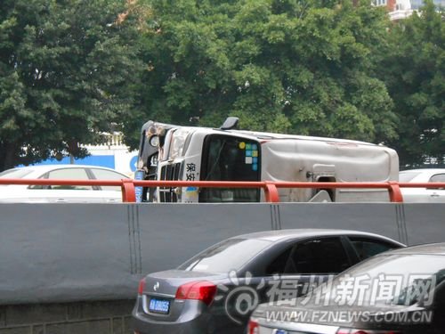 运钞车侧翻图片