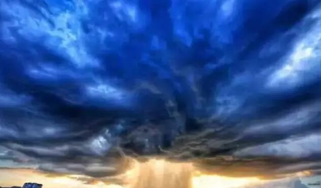 龙岩连城上空现巨型圆柱 网友戏称“道友渡劫”