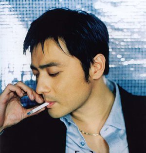 吸烟姿态看男人性格 用水灭烟追求完美