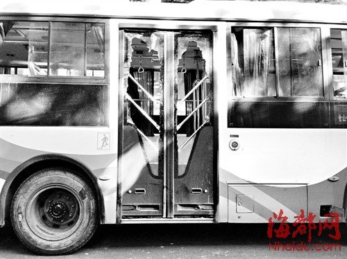 乘客因看移动电视坐过站 要下车被拒砸碎公交