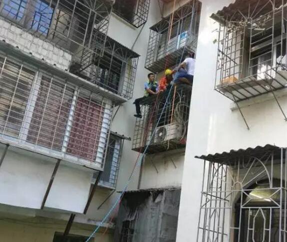 厦门工人从七楼坠下昏迷不醒 交警徒手爬楼救人