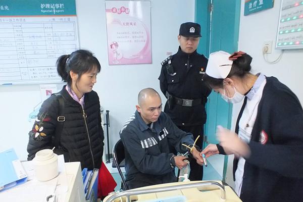 监狱千里调犯 服刑父亲等待为白血病儿子“续命”